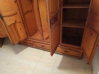 Armario de madera maciza
