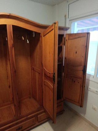 Armario de madera maciza