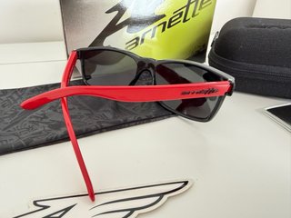 Gafas de sol Arnette negras y rojas