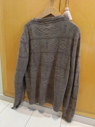 Jersey marrón con estampado geométrico