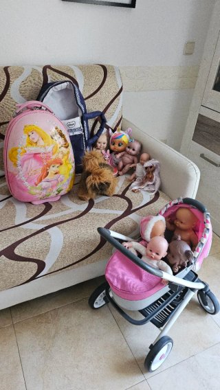 Lote de muñecas varias , carrito , maleta de niña