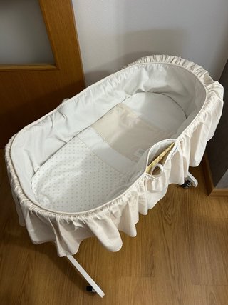 Moisés bebé ratán y madera con ruedas