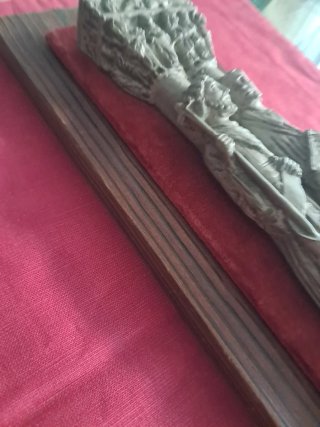Escultura de pared de cerámica y madera
