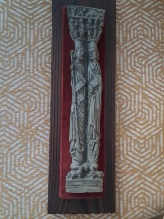 Escultura de pared de cerámica y madera