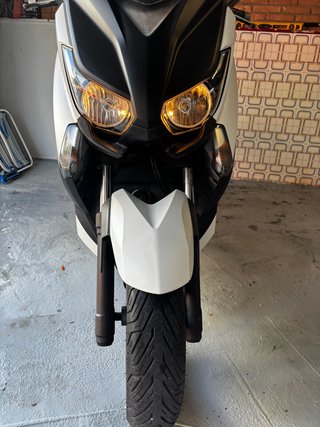 Yamaha Xmax 125 - blanca