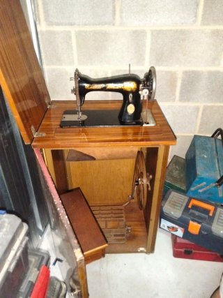 Máquina de coser antigua de madera y metal