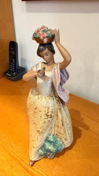 Figura Lladró “Florista Caminante y Pajarito” 2151