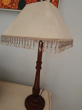 Lámpara de mesa madera.