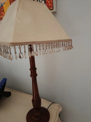 Lámpara de mesa madera.