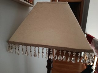 Lámpara de mesa madera.