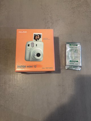 Cámara Instax Mini 12 sin estrenar + película