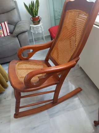 Mecedora de madera maciza con asiento de rejilla