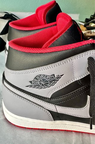 Jordan 1 Mid Black Cement Grey-Fire Red Talla 46