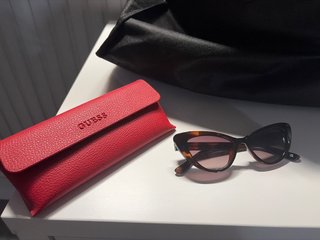Gafas de sol Guess marrones.