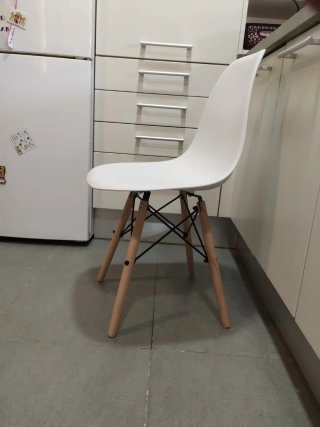 Sillas Nórdicas Beige y Blancas