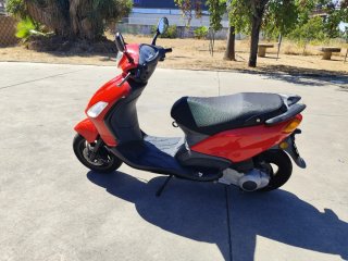 Piaggio Fly 125 Scooter Roja