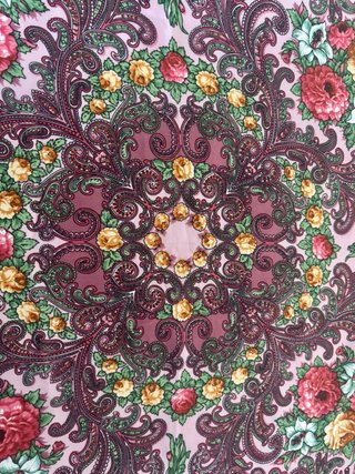 Mantón o pañuelo floral rosa empolvado con flecos