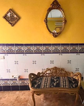 Sillón antiguo madera y tela