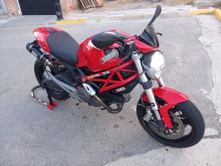 Ducati Monster 696 - Negro/Rojo