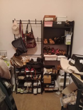 Vari vestiti e scarpe per mancanza di spazio