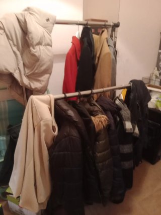 Vari vestiti e scarpe per mancanza di spazio