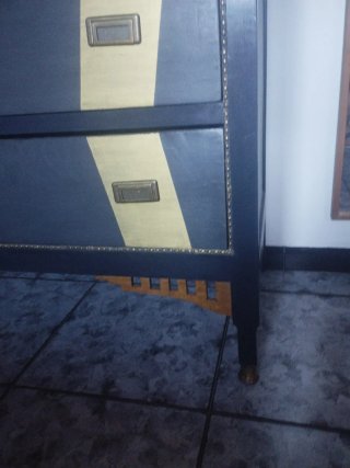 Cómoda antigua restaurada negra y dorada