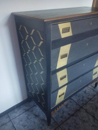 Cómoda antigua restaurada negra y dorada