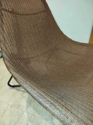 Sillón de ratán marrón