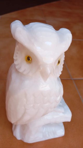 Búho de Alabastro Blanco con ojos Amarillos Dorado