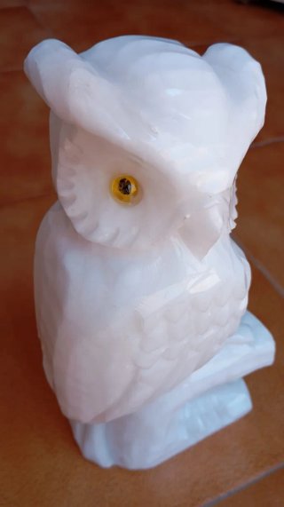 Búho de Alabastro Blanco con ojos Amarillos Dorado