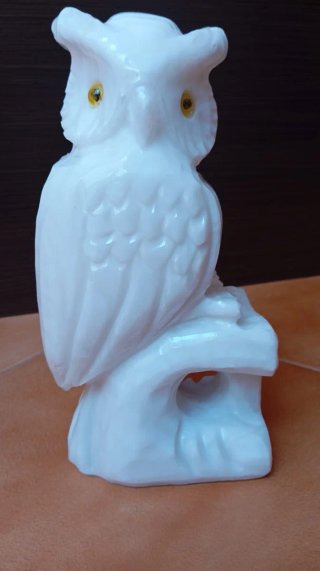 Búho de Alabastro Blanco con ojos Amarillos Dorado
