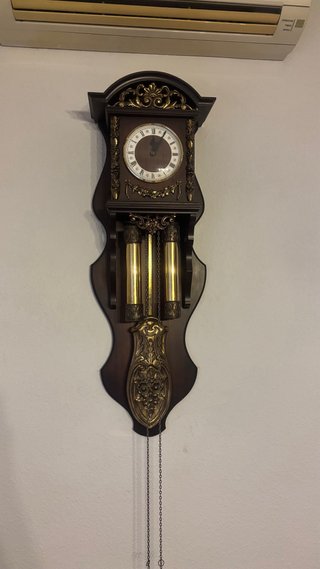 Reloj de pared antiguo con poleas