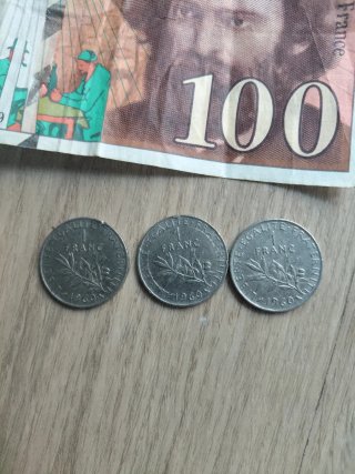 100 Francos Franceses y 4 monedas