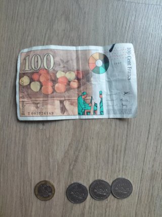 100 Francos Franceses y 4 monedas