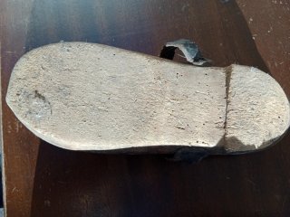 Antichi zoccoli in legno e cuoio