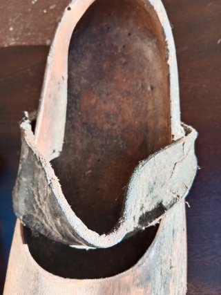 Antichi zoccoli in legno e cuoio