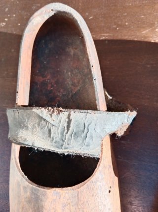 Antichi zoccoli in legno e cuoio