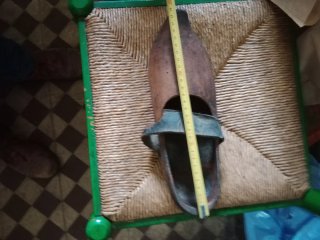Antichi zoccoli in legno e cuoio