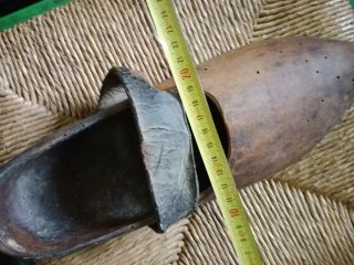 Antichi zoccoli in legno e cuoio