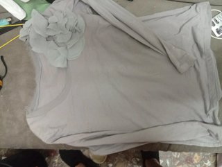 Camiseta Gris Algodón con Flor