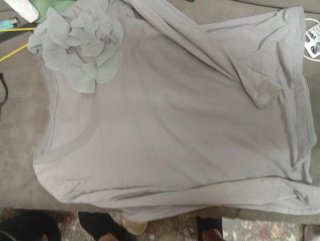 Camiseta Gris Algodón con Flor