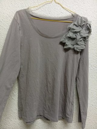 Camiseta Gris Algodón con Flor