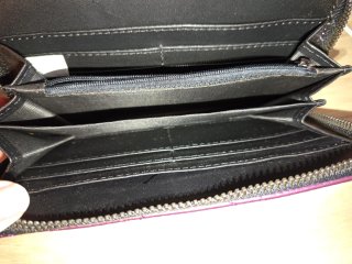 Cartera de mujer negra y morada