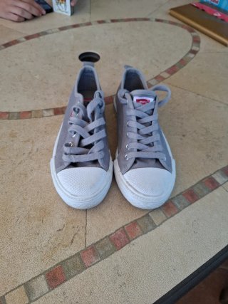 Tenis Levi's grises y blancos