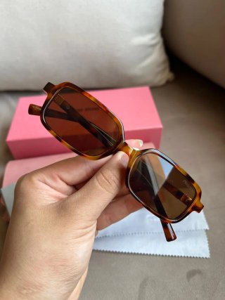 Occhiali da sole stile Miu Miu Carey quadrati