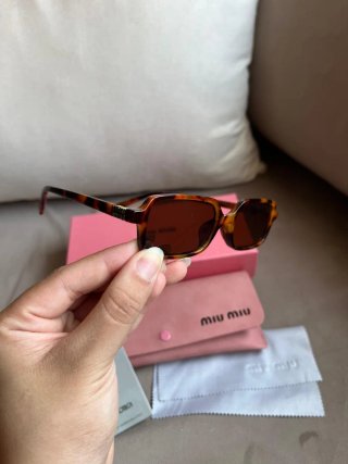 Occhiali da sole stile Miu Miu Carey quadrati