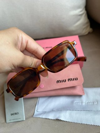 Occhiali da sole stile Miu Miu Carey quadrati