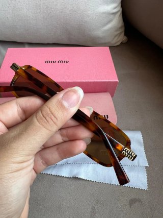 Occhiali da sole stile Miu Miu Carey quadrati