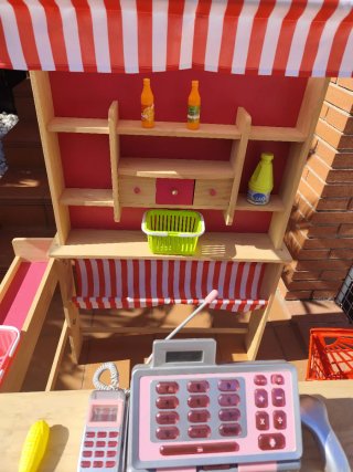 Supermercado de madera con accesorios