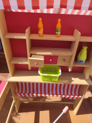Supermercado de madera con accesorios